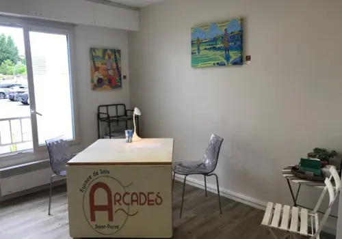 Salle de coworking équipée avec la table Arcades à Saint-Pierre-Quiberon