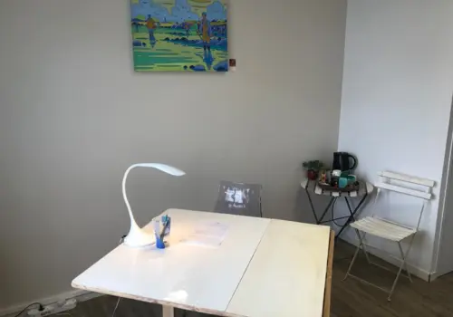 Poste de travail avec lampe et coin café dans l'espace de coworking
